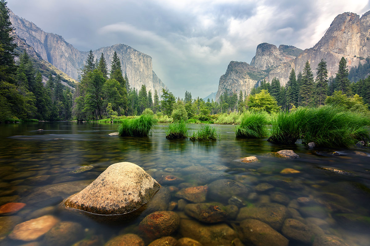 A photo of a shallow lake between large mountains | Motif