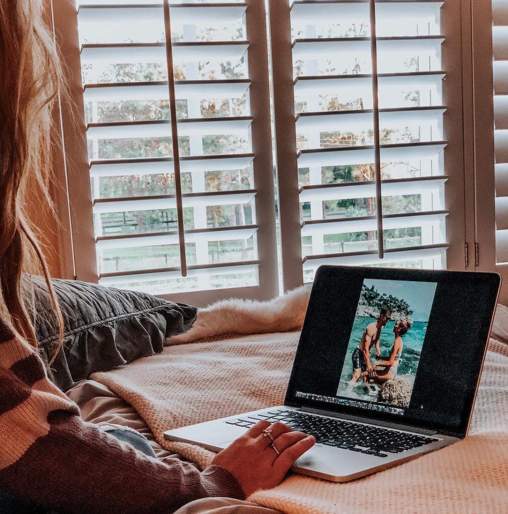 A woman editing her romantic photo book | Motif