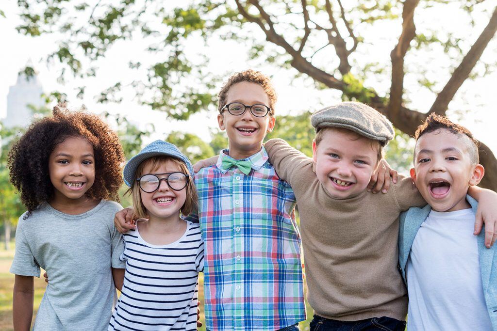 A group of kids taking a picture in a park | Motif