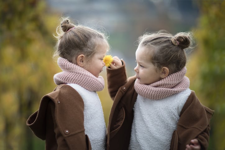 Picture poses for twins means highlighting two personalities, together. 