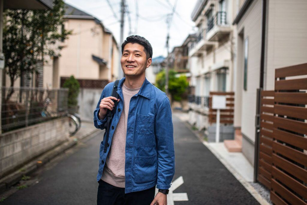 A portrait mode photo of a man in a street | Motif